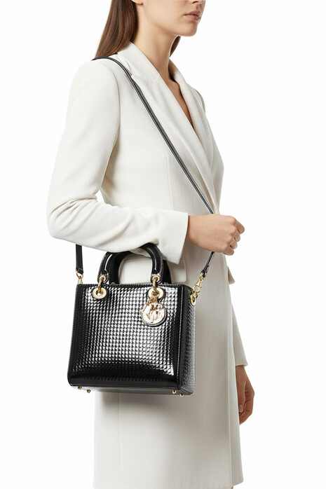 Cerise Kadın El ve Omuz...